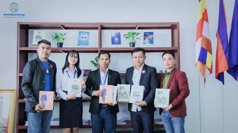 Books donation by ASEAN Friendship of Press Association and Cambodia Alumni Association