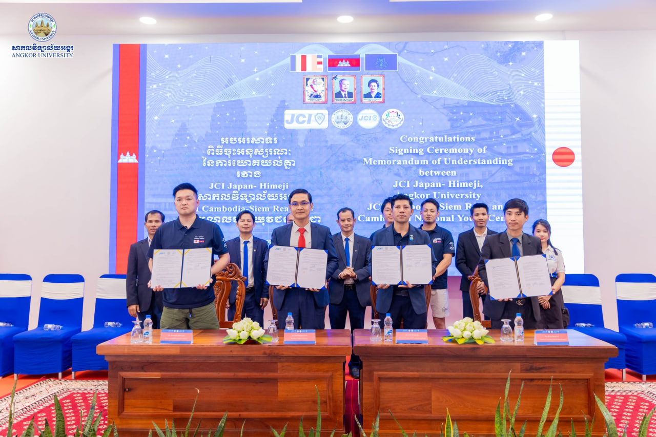 The MOU signing ceremony between JCI Japan-Himeji Angkor University and JCI Cambodia-Siemreap