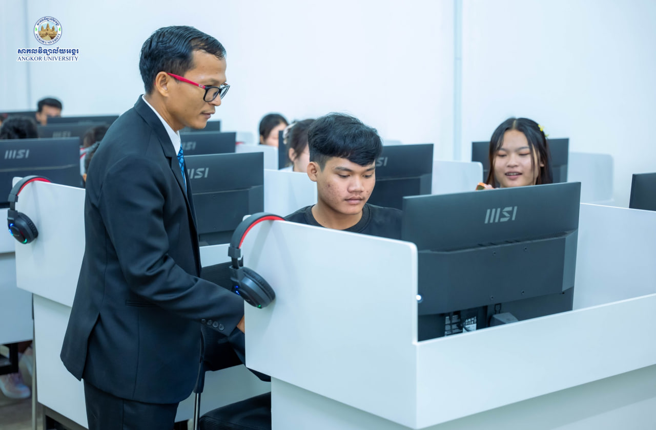 The first day of training courses on Digital Technology and Artificial Intelligence (AI) at Angkor University